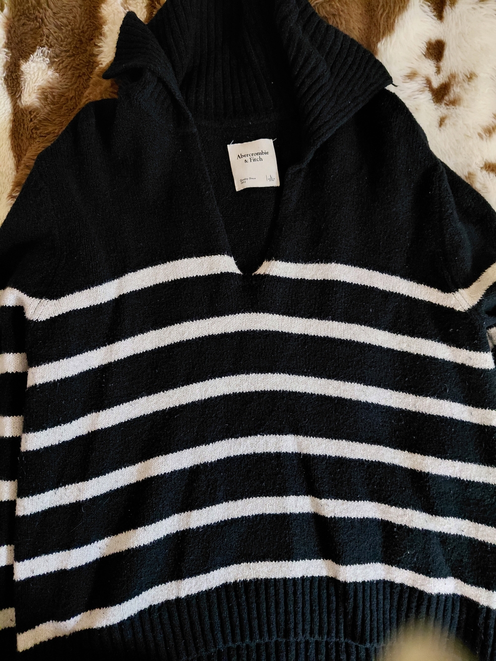 Abercrombie & Fitch Womem Black Striped V-Neck Sweater